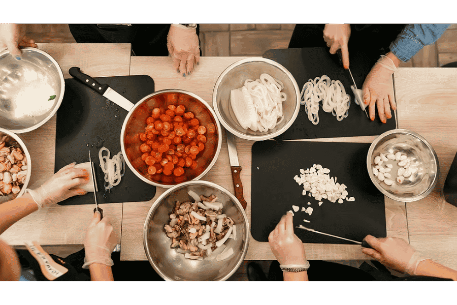 casseroles oignons tomates couteaux